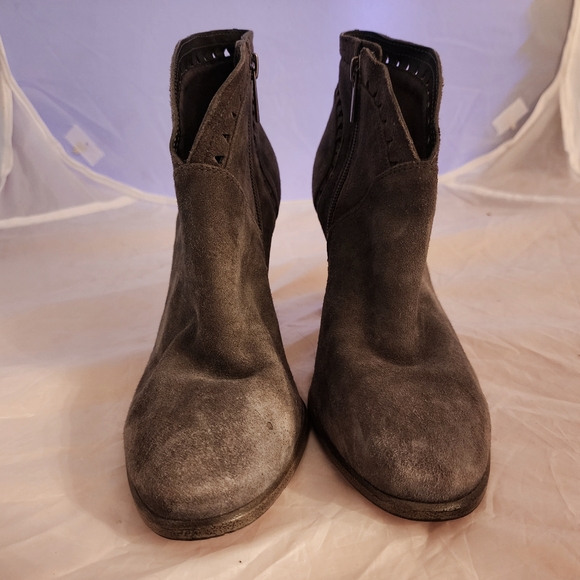 Vince Camuto Grey Lazer Cut Side Zip Booties Ankle Boots Women's Size 7 M EUC - Picture 2 of 11